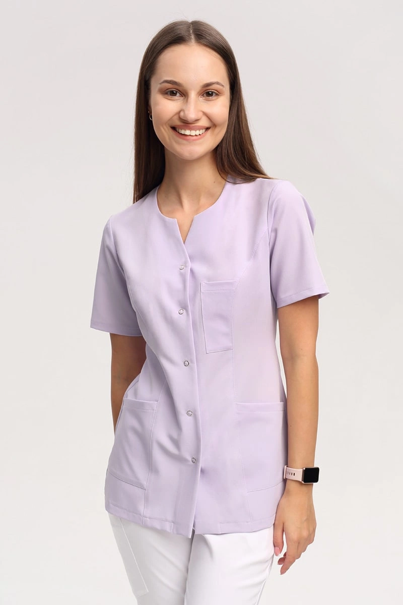 Żakiet medyczny damski lawendowy z uniwersalnym dekoltem ZA 08, krótki rękaw, Elegant Stretch