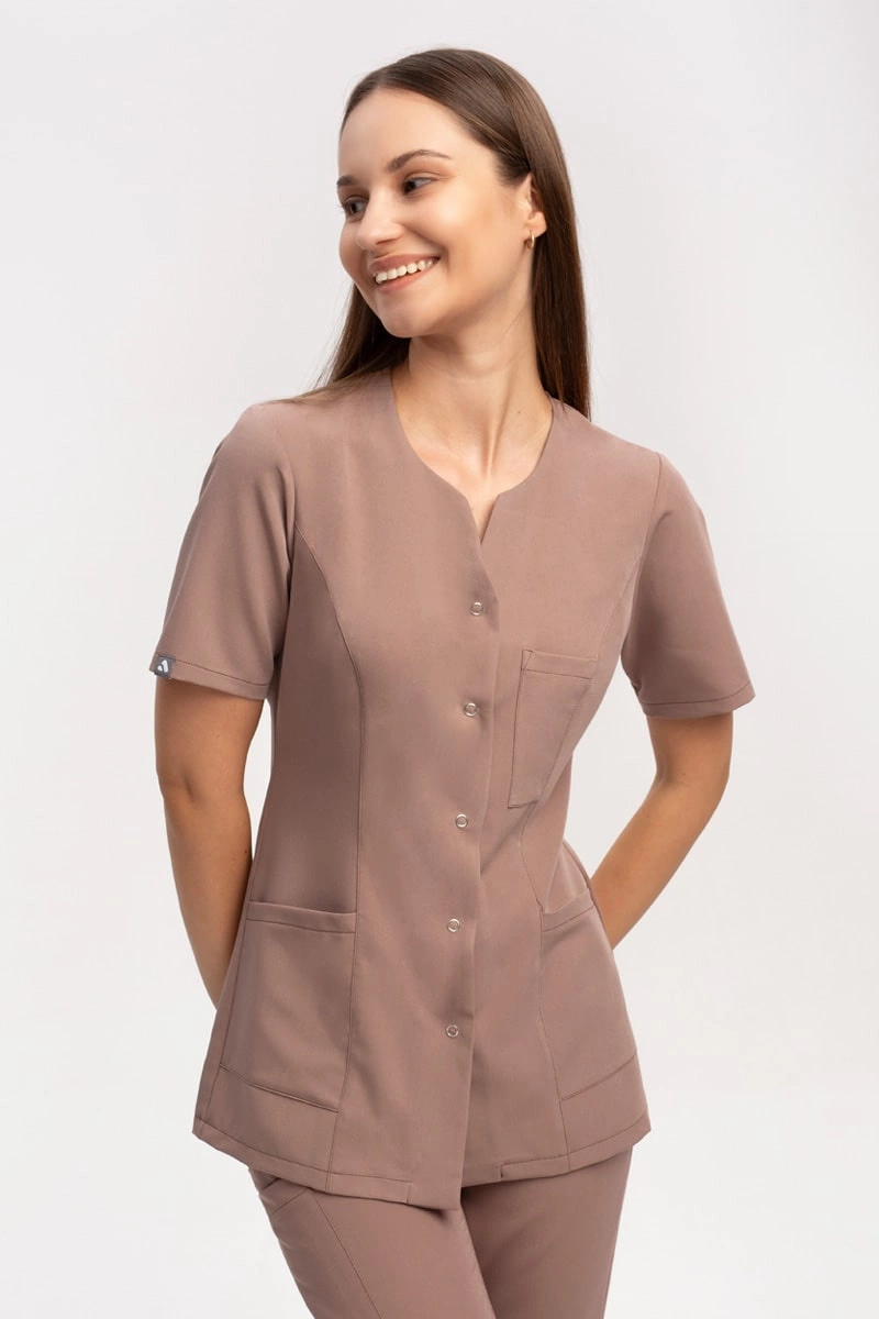 Żakiet medyczny damski mokka z uniwersalnym dekoltem ZA 08, krótki rękaw, Elegant Stretch