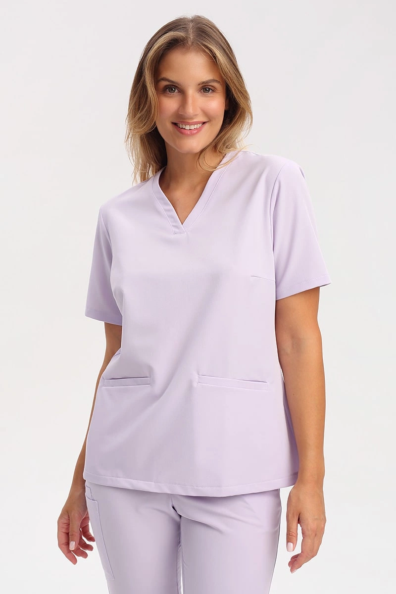 Luźna bluza medyczna damska lawendowa BL 63, krótki rękaw, scrubs Elegant Stretch