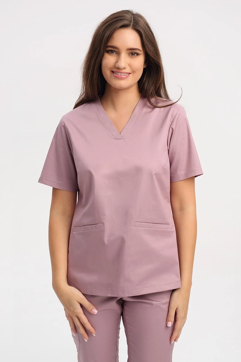 Luźna bluza medyczna damska jagodowa BL 63, krótki rękaw, scrubs Comfort Stretch