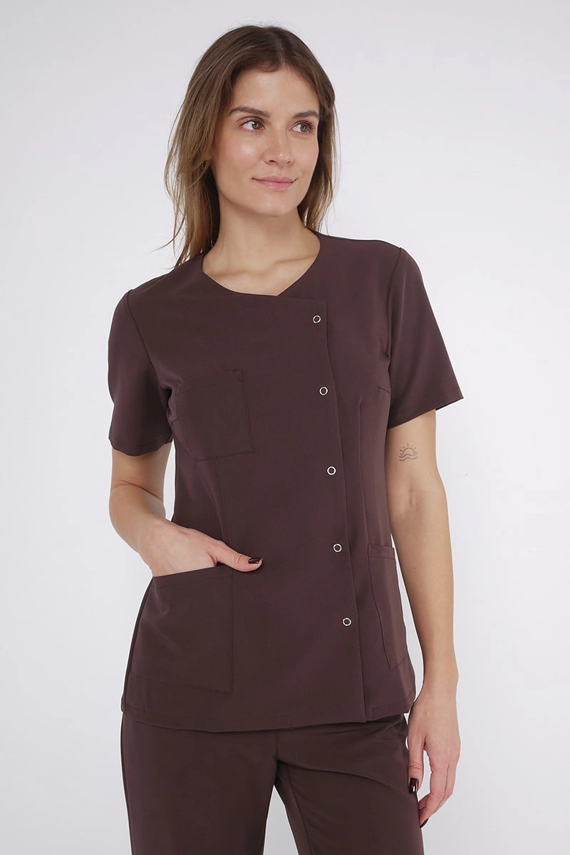 Żakiet medyczny damski zapinany na bok ZA 09, czekoladowy, krótki rękaw, Elegant Stretch