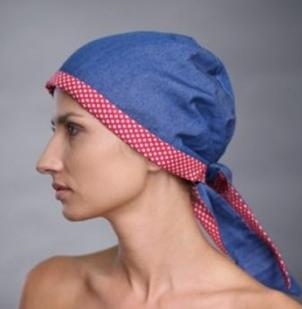 Dwustronny turban imitacja jeansu z czerwoną troczką w białe kropki IZA 4-2*