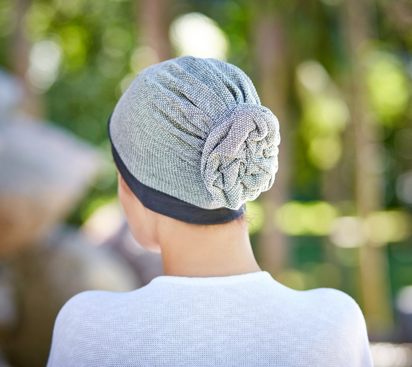 Turban z udrapowaną różą srebrno czarny POLA 168/307*