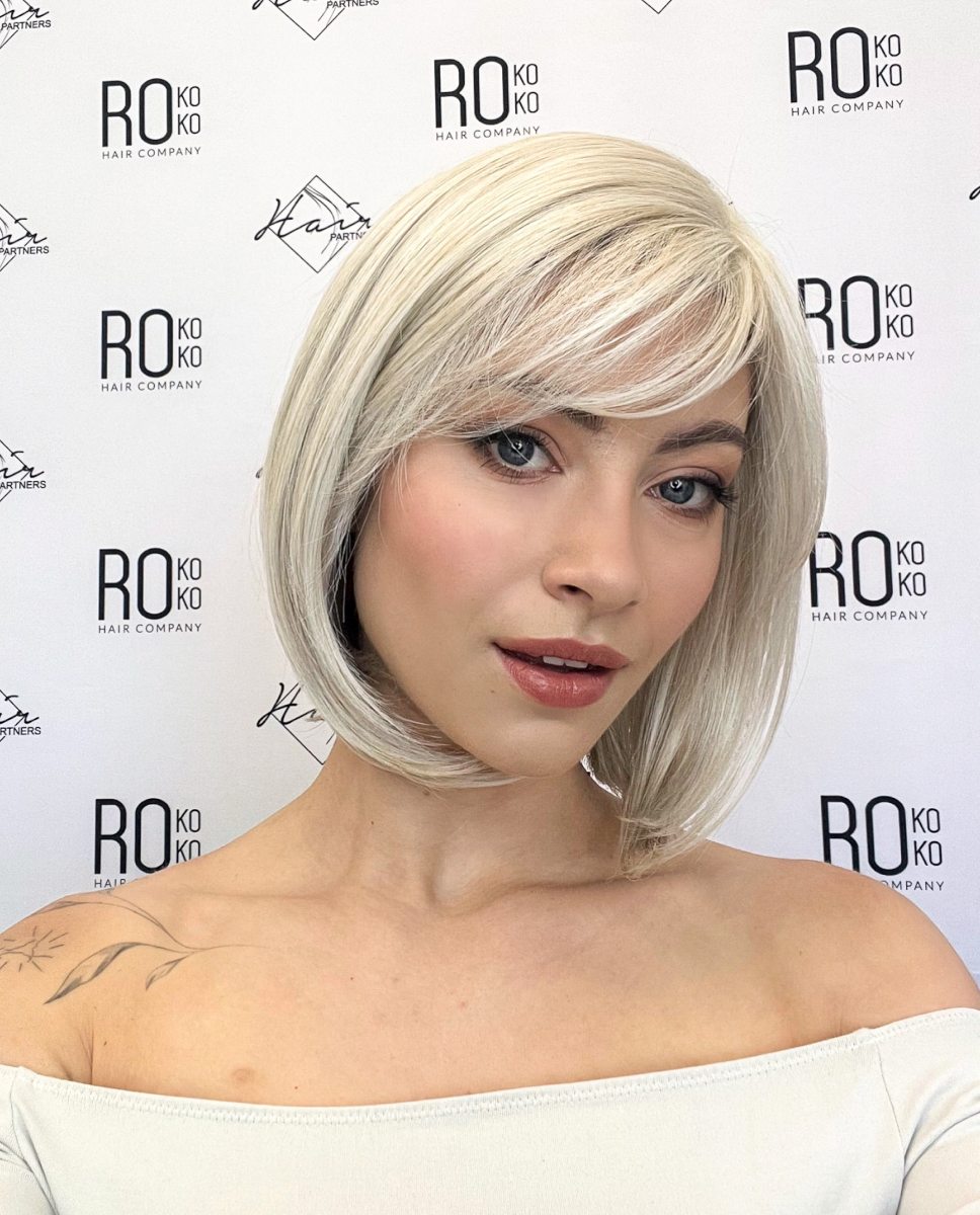 Peruka syntetyczna nowoczesny bob z delikatną cieniowaną grzywką jasny popielaty blond FORLANA 101/60